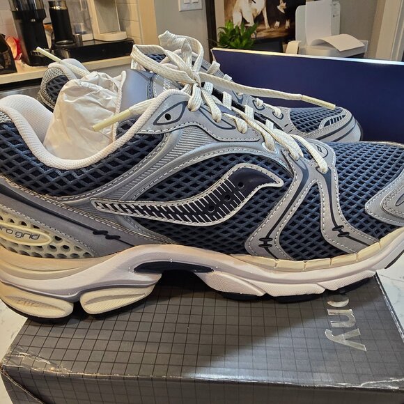 Saucony Progrid Triumph 4 DUSK / SILVER S70831-1 Mens Running Size 9.5 NEW 💙 - Picture 1 of 12